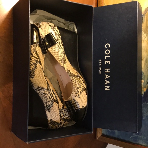 New Cole Haan Elsie Snake Print Wedge, Size 5.5B - Picture 4 of 4